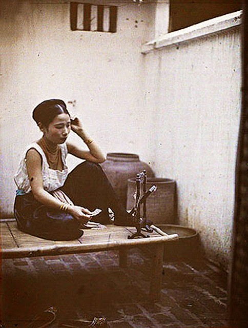 Chú thích của tác giả: Một phụ nữ Hà Nội đang trang điểm - khoảng năm 1914-15